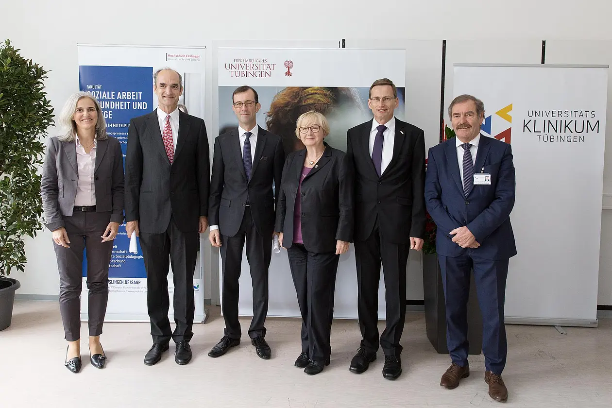Gruppenfoto mit Vertreterinnen und Vertretern der beteiligten Institutionen