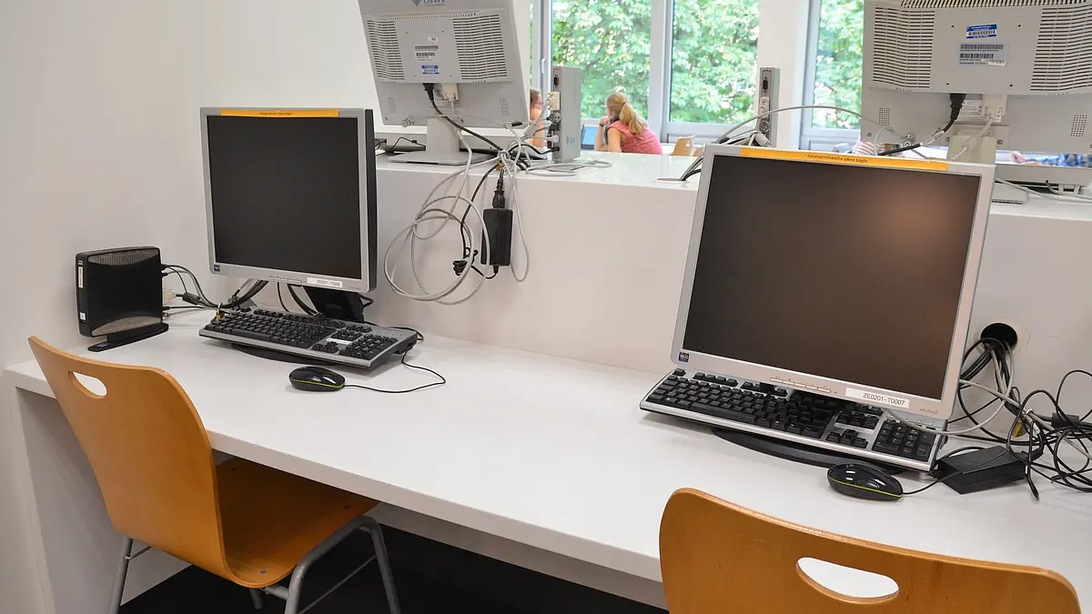 Katalog-PCs bei der Infotheke mit gelben Streifen