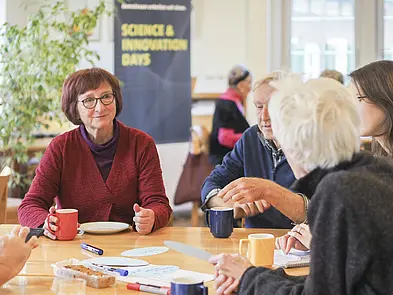 TeilnehmerInnen am Tisch im Gespräch