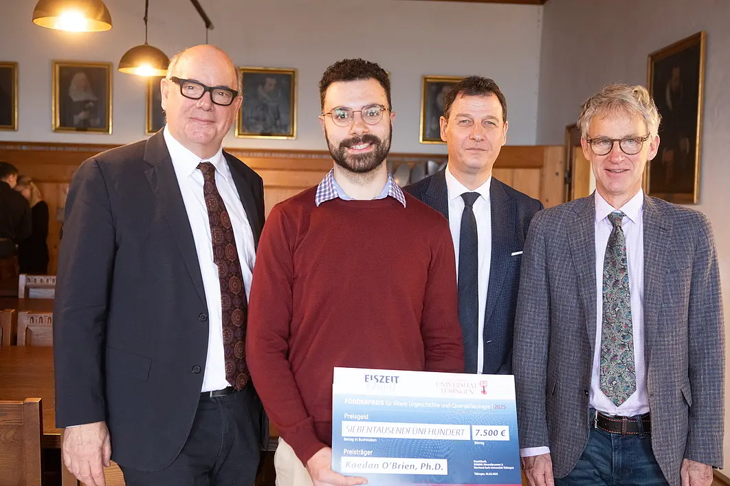 Von links nach rechts: Prof. Dr. Nicholas John Conard (Universität Tübingen), Preisträger Kaedan O'Brien, Ph.D. (SUNY Oneonta, NY USA), Andreas Mayer (Geschäftsführer der Firma Romina Mineralbrunnen GmbH), Prof. Dr. Thilo Stehle (Dekan der Mathematisch-Naturwissenschaftlichen Fakultät). 