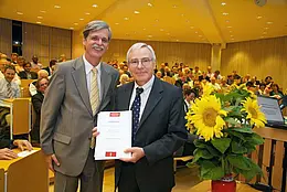Rektor Prof. Dr. Bernd Engler überreichte Prof. Dr. Stefan Schreiner die Urkunde für die Seniorprofessur. Fotos: Universität Tübingen/Friedhelm Albrecht