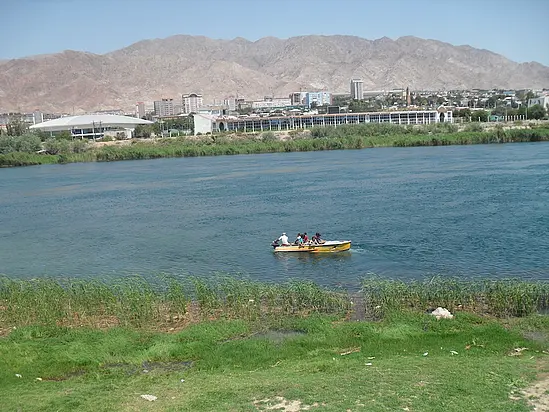 Bootsüberfahrt über den Fluss Syrdarya, Stadt Khujand (Tadschikistan)