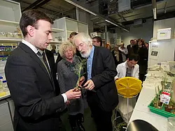 Professor Dr. Gerd Jürgens (rechts) erläutert Minister Dr. Nils Schmid die Forschungsarbeit am ZMBP.