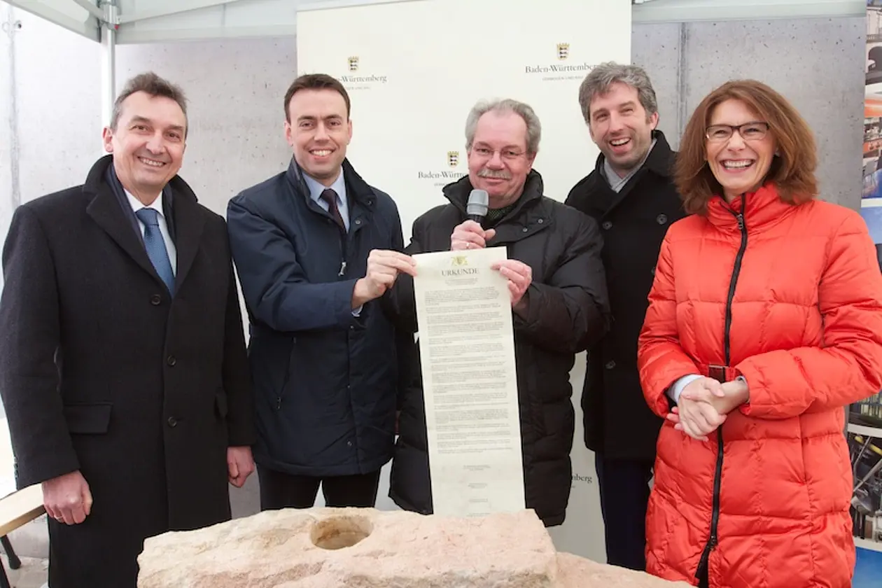 V.l.n.r.: Prof. Dr. Peter Grathwohl, Prorektor Universität Tübingen, Dr. Nils Schmid MdL, Stellv. Ministerpräsident und Minister für Finanzen und Wirtschaft, LBD Bernd Selbmann, Leiter Amt Tübingen für Vermögen und Bau, Boris Palmer, Oberbürgermeister der Universitätsstadt Tübingen, Dr. Simone Schwanitz, Ministerialdirektorin Ministerium Wissenschaft, Forschung bei der Präsentierung der Grundsteinurkunde. Foto: Universität Tübingen / Friedhelm Albrecht
