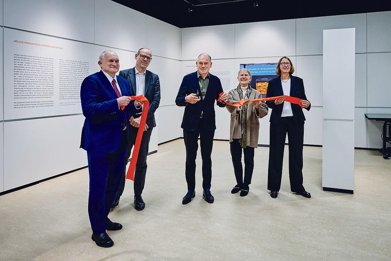 Foto mit den Ehrengäste bei der Eröffnung des neuen MuseumLabs am Leibniz-Institut für Wissensmedien (IWM) in Tübingen. Von links: Leibniz-Präsident Prof. Dr. Dr. h. c. Christoph M. Schmidt, Festredner Prof. Dr. Axel Drecoll, Ministerialdirektor Dr. Hans J. Reiter, Universitätsrektorin Prof. Dr. Karla Pollmann und IWM-Direktorin Prof. Dr. Ulrike Cress