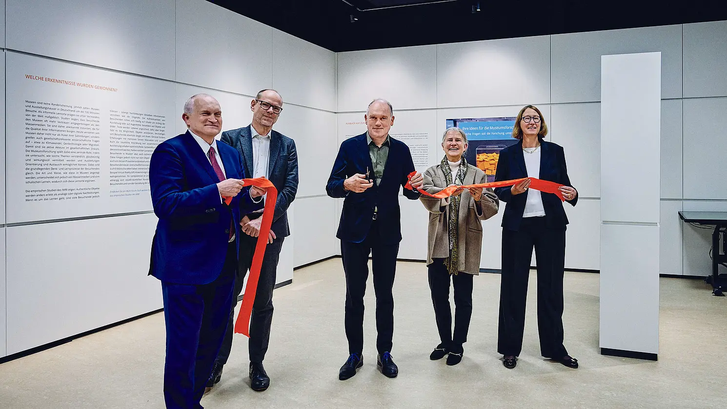Foto mit den Ehrengäste bei der Eröffnung des neuen MuseumLabs am Leibniz-Institut für Wissensmedien (IWM) in Tübingen. Von links: Leibniz-Präsident Prof. Dr. Dr. h. c. Christoph M. Schmidt, Festredner Prof. Dr. Axel Drecoll, Ministerialdirektor Dr. Hans J. Reiter, Universitätsrektorin Prof. Dr. Karla Pollmann und IWM-Direktorin Prof. Dr. Ulrike Cress