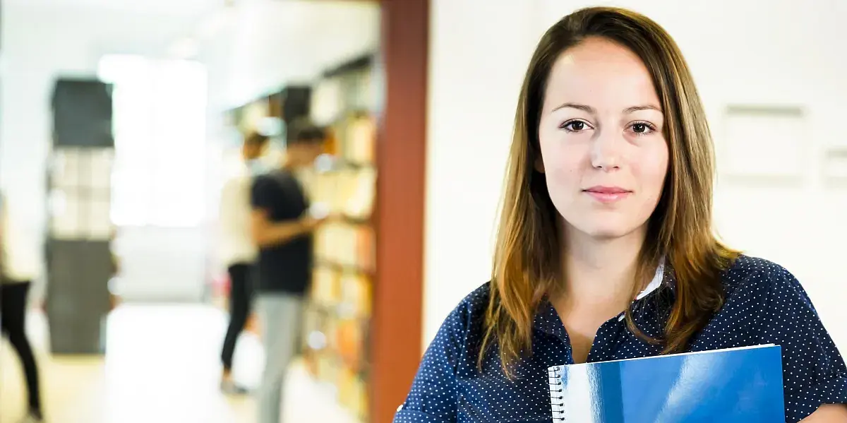 Studentin in Bibliothek