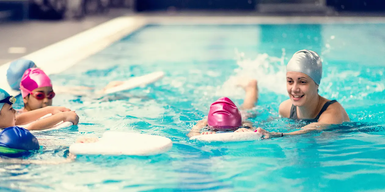 Thema Bildung: Kinder beim Schwimmunterricht