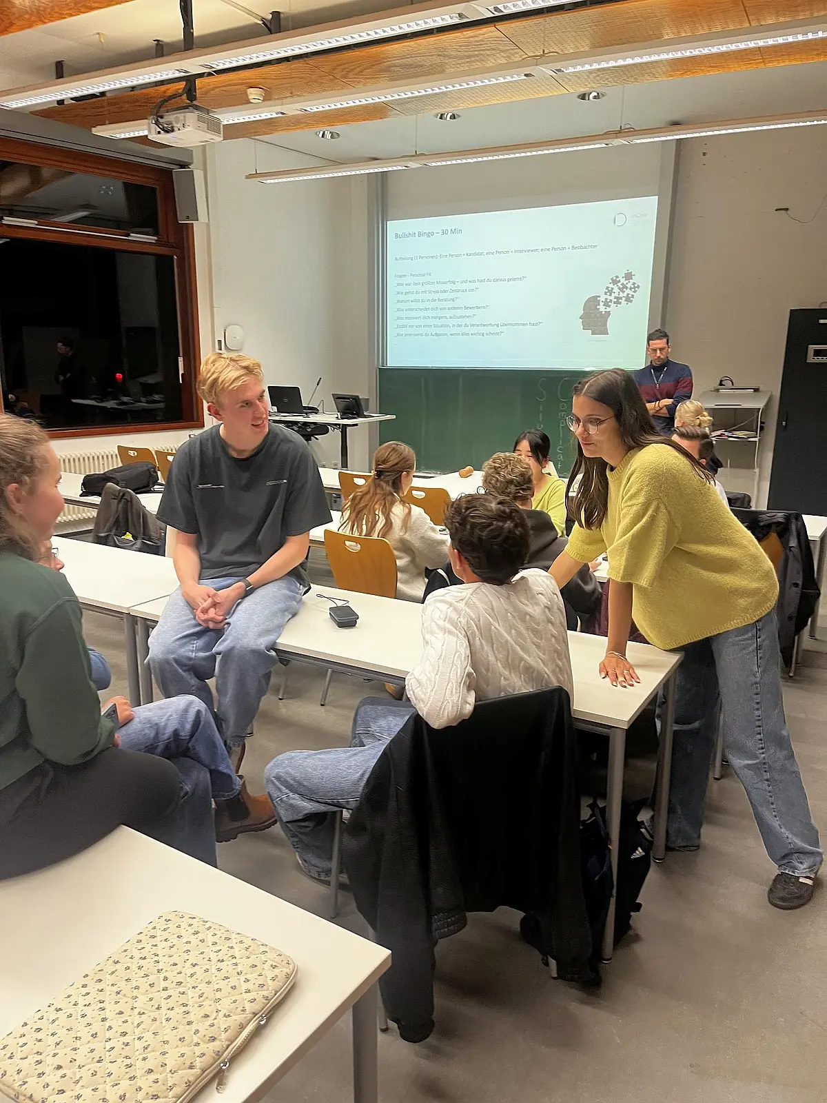 Studierende in einem Seminarraum bei der Gruppenarbeit.