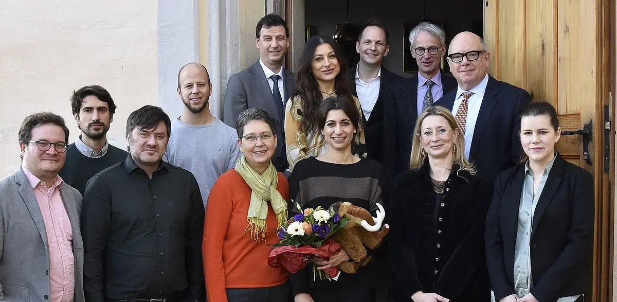 Reihe 1 (v.l.n.r.): Prof. Dr. Christopher Miller, Universität Tübingen; Dr. Claudio Tennie, Universität Tübingen; PD Dr. Miriam Haidle, Universität Tübingen; Dr. Paola Cerrito, Preisträgerin; Prof. Dr. Katerina Harvati, Universität Tübingen; Frau Corinna Patroi, Romina Mineralbrunnen GmbH. Reihe 2 (v.l.n.r.): Prof. Dr. Cosimo Posth, Universität Tübingen; Dr. Manuel Will, Universität Tübingen. Reihe 3 (v.l.n.r.): Herr Andreas Mayer, Romina Mineralbrunnen GmbH; Frau Mima Batalovic, Universität Tübingen; Herr Daniel Gramer, Marketingleitung, Romina Mineralbrunnen GmbH; Prof. Dr. Thilo Stehle, Dekan der Mat.-Nat- Fakultät an der Universität Tübingen; Prof. Dr. Nicholas Conard, Universität Tübingen.