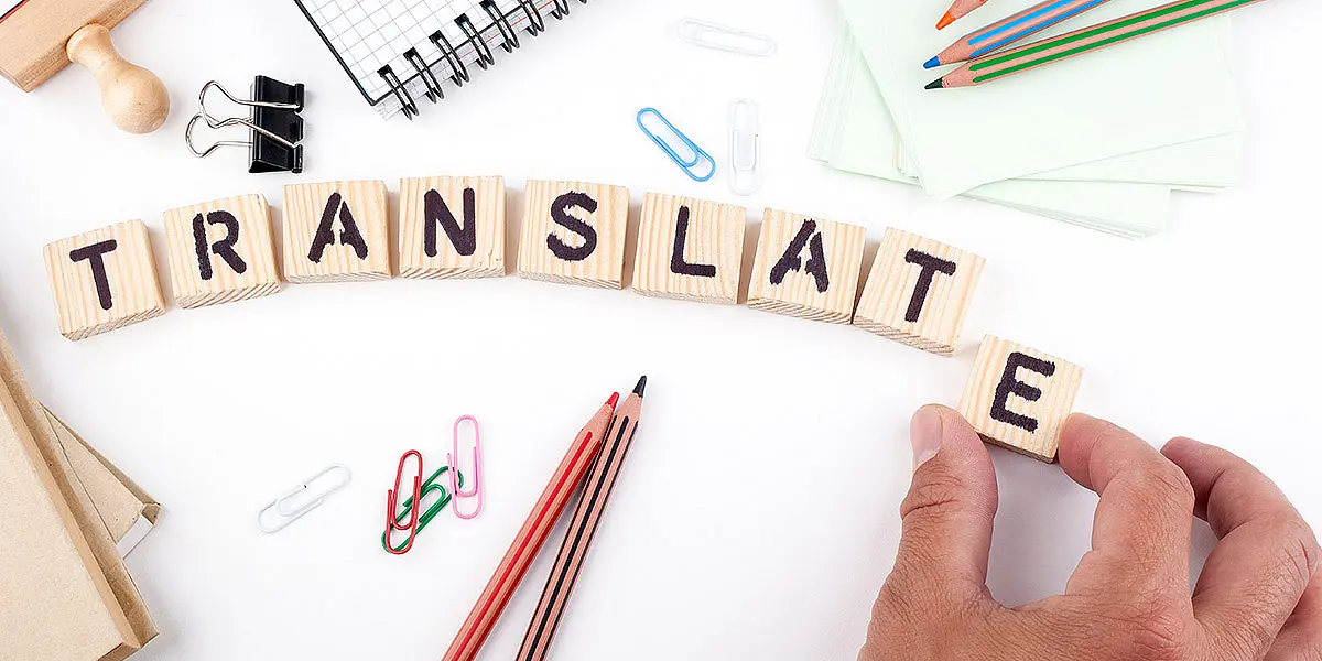Das Wort Translate, gebildet aus Scrabblebausteinen