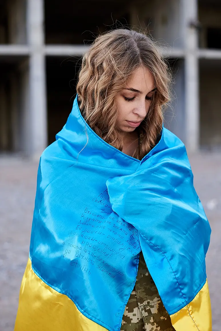 Ukrainische Kämpferin in Nationalflagge gehüllt