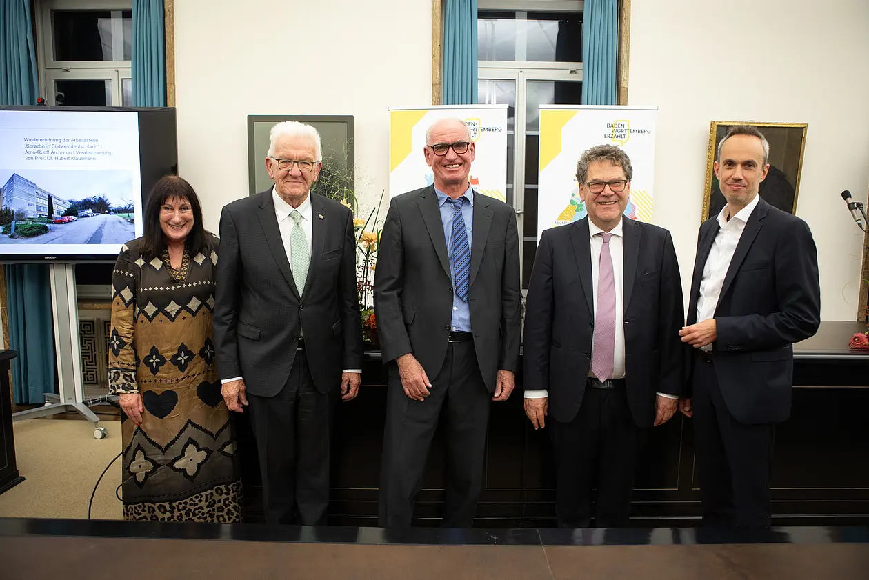Prorektorin Professorin Karin Amos, Ministerpräsident Winfried Kretschmann, Professor Hubert Klausmann, Professor Reinhard Johler und Dekan Professor Dominik Papies