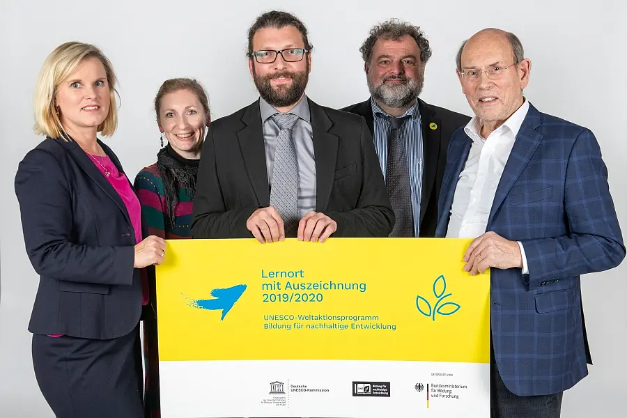 Von links nach rechts: Dr. Catrin Hannken, Leiterin Referat Bildung in Regionen, Bildung für nachhaltige Entwicklung im BMBF, Kerstin Schopp, Mitarbeiterin am Kompetenzzentrum für Nachhaltige Entwicklung, Matthias Bornemann, Mitarbeiter am Kompetenzzentrum für Nachhaltige Entwicklung, Prof. Dr. Thomas Potthast, Leiter des Kompetenzzentrums für Nachhaltige Entwicklung, Minister a.D. Walter Hirche, Internationaler Berater der Nationalen Plattform BNE und Vorsitzender des Fachausschusses Bildung der Deutschen UNESCO-Kommission.