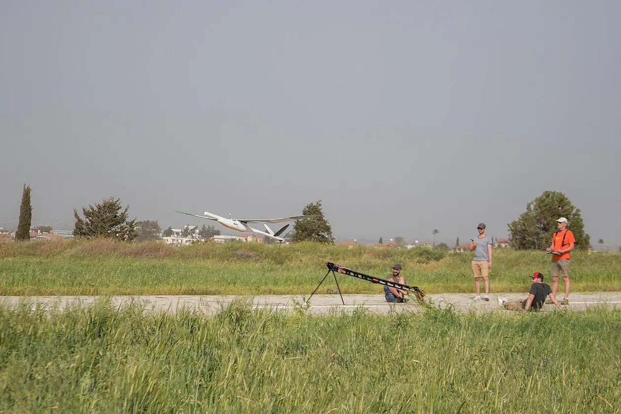 Flugzeug beim Katapultstart von einer Landebahn, vier Wissenschaftler schauen zu