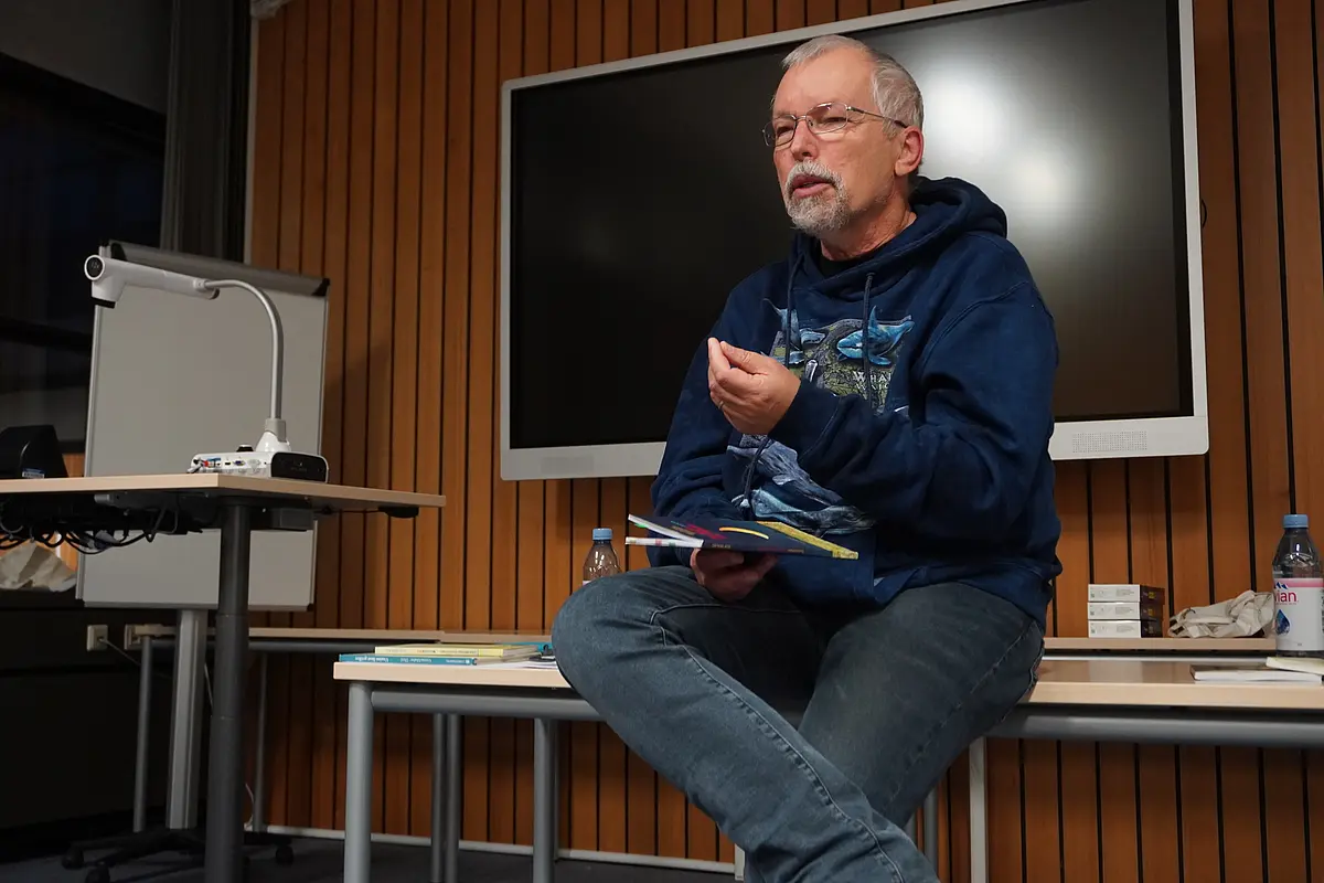 Der Autor Uwe-Michael Gutzschhahn im Gespräch mit Studierenden