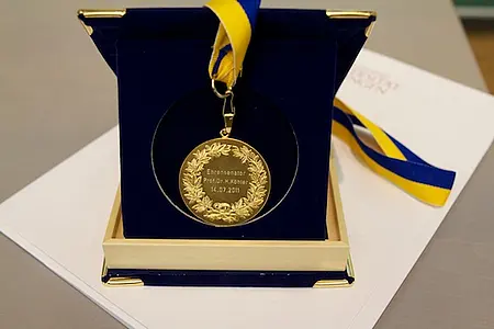 ...die Ernennungsurkunde und die Ehrensenatorenmedaille. Fotos: Friedhelm Albrecht