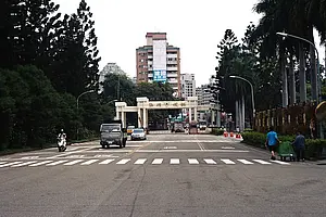 Eingangstor und Straße auf dem Campus der National Chung Hsing Universität in Taichung (Taiwan). Foto: Julian Beger