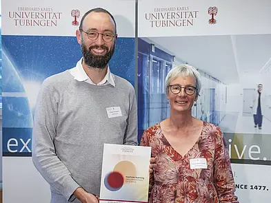 Freude auch im bereits bestehenden Cluster Maschinelles Lernen: Neue Perspektiven für die Wissenschaft. Die zweite Förderphase ist gesichert. Professor Dr. Philipp Berens und Professorin Dr. Ulrike von Luxburg sind Sprecher und Sprecherin.