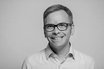 Prof. Dr. Marcus Emmerich mit Brille und lächelnd.