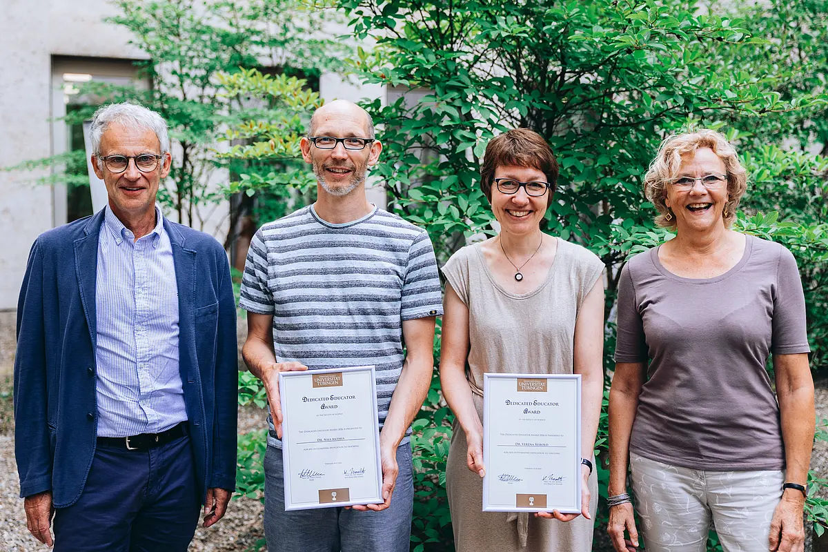 Prof. Dr. Thilo Stehle (links) und Prof. Dr. Kay Nieselt (rechts) haben den Dedicated Educator Award an Dr. Nils Anthes und Dr. Verena Seibold verliehen.
