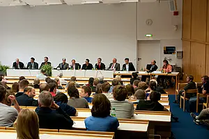 Die Podiumsdiskussion wurde durch acht Kurzstatements eingeleitet.