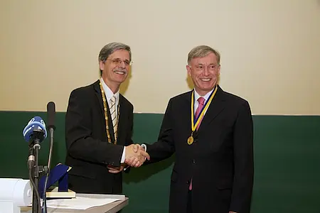 Rektor Professor Dr. Bernd Engler überreichte Bundespräsident a. D. Professor Dr. Horst Köhler (rechts), dem neuen Ehrensenator der Universität Tübingen,...