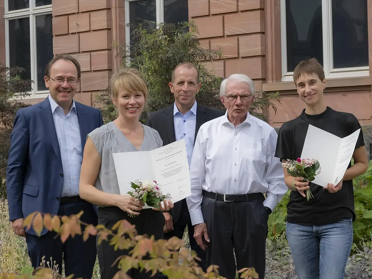 Gruppenbild der beiden Wissenschaftlerinnen mit Urkunden und drei Vertretern von Senckenberg