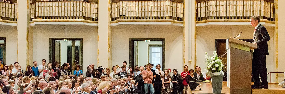Das Publikum und der Redner bei einer Veranstaltung im Festsaal der Neuen Aula an der Universität Tübingen