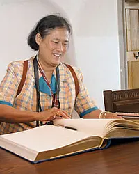 Prinzessin Sirindhorn beim Eintrag in das Goldene Buch der Universität Tübingen. Fotos: Friedhelm Albrecht