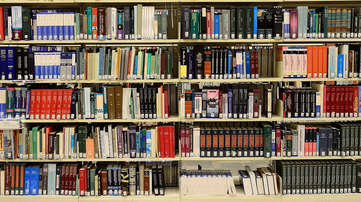 Bücherregal