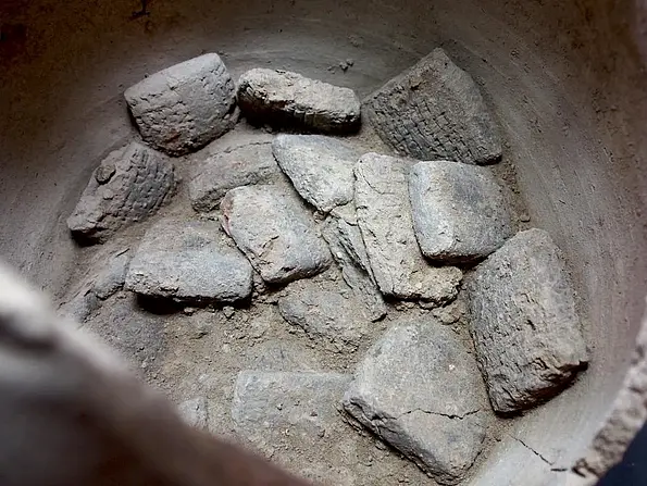 Die in einem Keramikgefäß niedergelegten assyrischen Keilschrifttafeln. Foto: Peter Pfälzner, Universität Tübingen