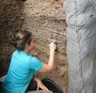 University of Tübingen/Senckenberg-HEP researcher Susan Mentzer collects a sample from the site of Klasies River for the purpose of documenting and analyzing ancient hearths.