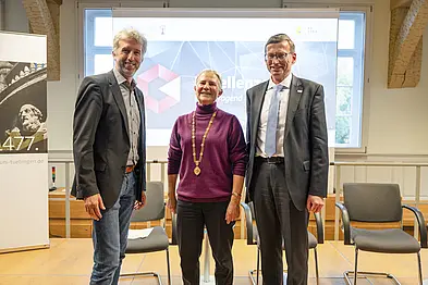 Auch die Stadt Tübingen profitiert von der Förderung der sechs Exzellenzcluster: Boris Palmer, Oberbürgermeister der Stadt Tübingen, Rektorin Karla Pollmann und Kanzler Andreas Rothfuss in der Alten Aula. 