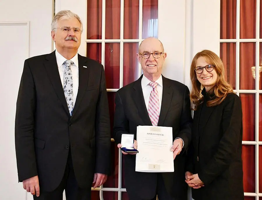 Professor Stefan Laufer (UT Pharmaceutical Chemistry, TüCADD), Professor Lawrence J. Marnett (UT Ambassador), Professor Monique Scheer (UT Vice-President for International Affairs). 