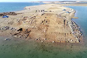 Luftaufnahme der Ausgrabungen von Kemune mit zum Teil im See versunkener bronzezeitlicher Architektur