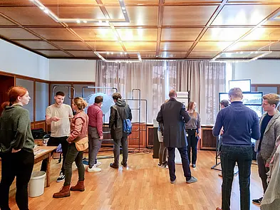 BesucherInnen bei der Science Fair