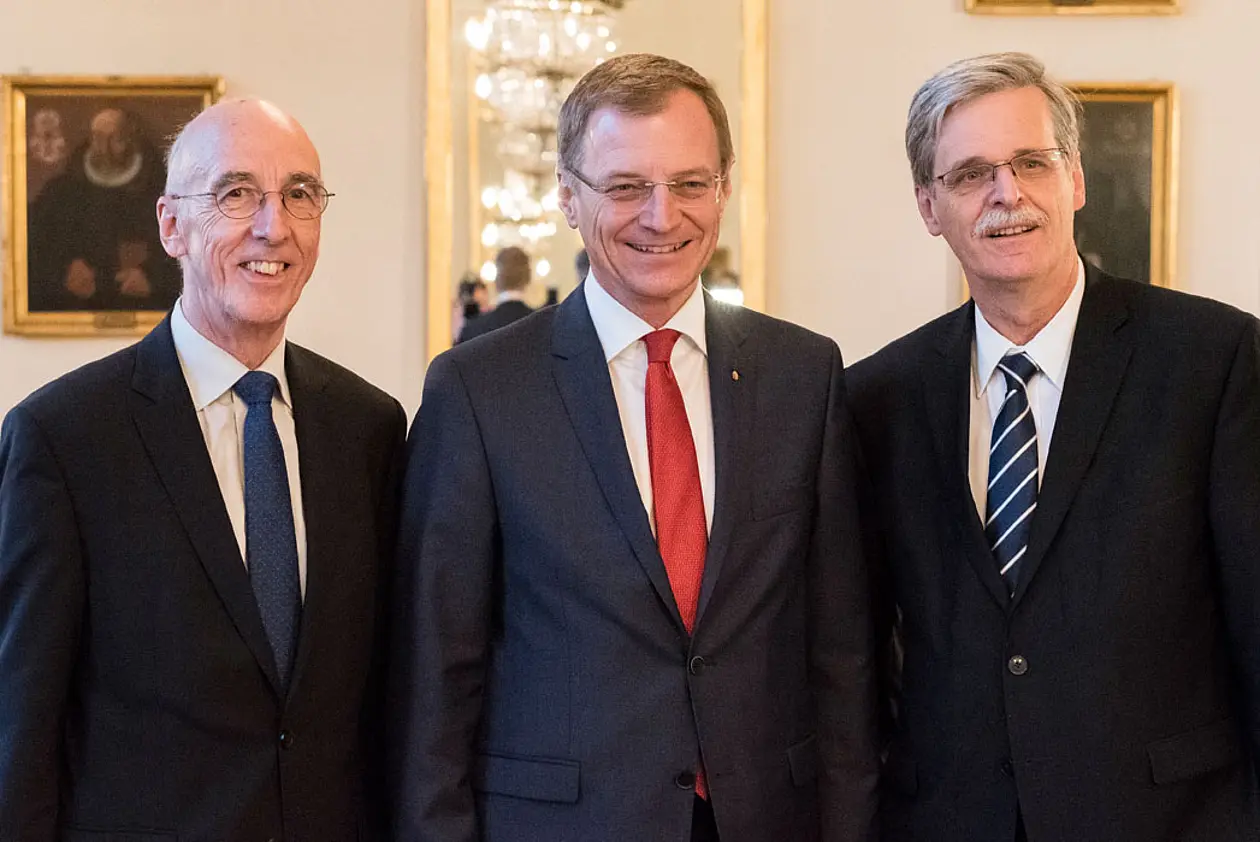 Von links nach rechts: Professor Dr. Wolfgang Rosenstiel (Dekan der Mathematisch-Naturwissenschaftlichen Fakultät), Thomas Stelzer (Landeshauptmann von Oberösterreich) und Rektor Professor Dr. Bernd Engler. Foto: Universität Tübingen / Christoph Jäckle