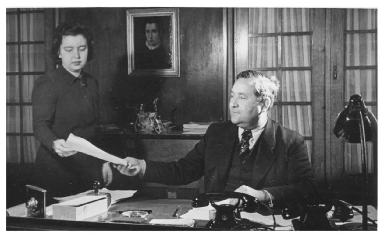 Carlo Schmid mit seiner Sekretärin kurz nach Kriegsende. Der spätere SPD-Politiker hatte maßgeblichen Anteil an der Wiedereröffnung der Universität Tübingen im August 1945. Bildquelle: Universitätsarchiv Tübingen, unbekannter Fotograf.