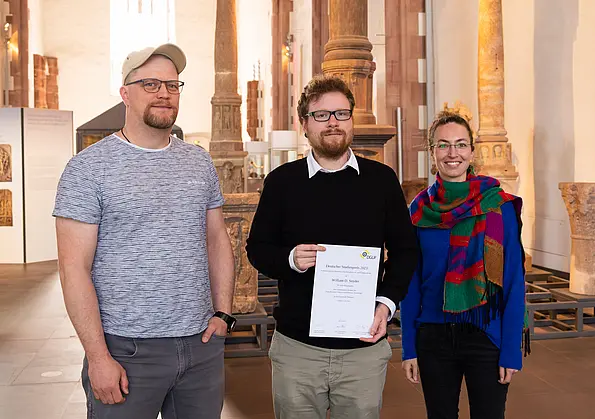 Dr. William Daniel Snyder (Mitte) mit DGUF-Beiratssprecher Jochen Reinhard M. A. und Beirätin Dr. des. Michaela Schauer.