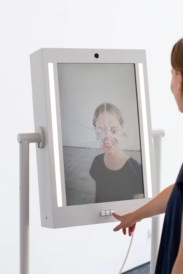 Das Exponat „Augmented Mirror“ regt eine neue Perspektive auf unsere menschliche Identität an. Der virtuelle Spiegel macht das Unsichtbare erlebbar und lässt die Besucherinnen und Besucher in einen bunten und vielfältigen Mikrokosmos eintauchen.