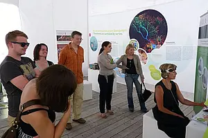 Besucher im CIN-Pavillon. Foto: Petra Heymann