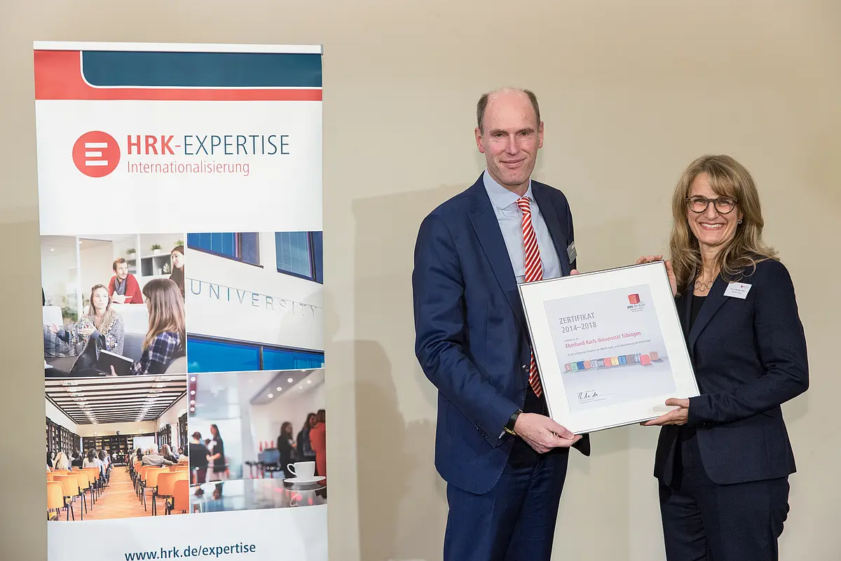 Für die Universität Tübingen nimmt Prorektorin Prof. Dr. Monique Scheer von Prof. Dr. Peter-André Alt, Präsident der HRK, das Zertifikat für den Abschluss des Re-Audits Internationalisierung in Empfang.