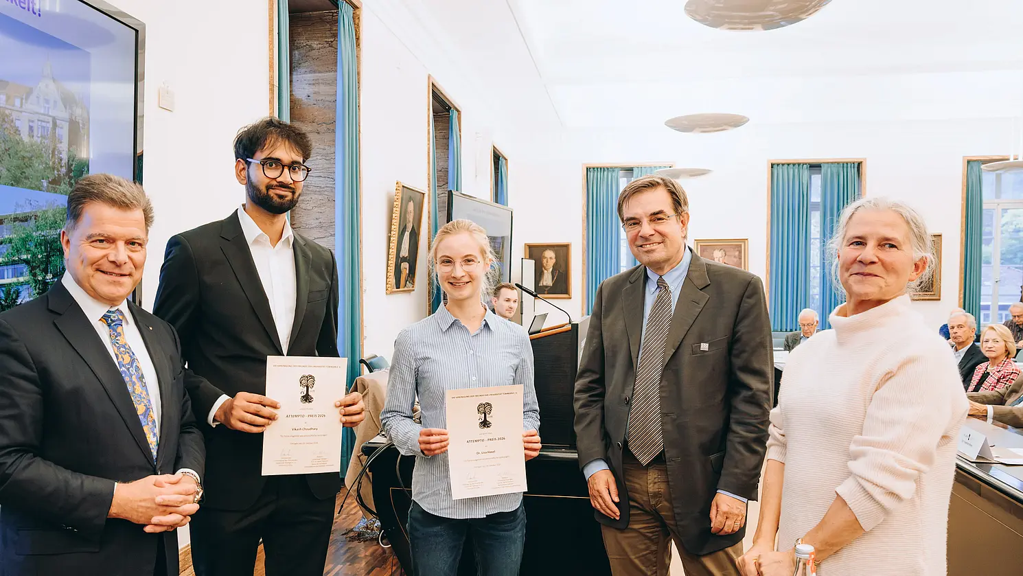 V.l.n.r.: Der Vorsitzende des Unibunds Christian O. Erbe, der Attempto-Preisträger Vikash Choudhary, die Attempto-Preisträgerin Lisa Haxel, der Ärztliche Direktor der Klinik für Psychiatrie und Psychotherapie Andreas Fallgatter und Rektorin Karla Pollmann.  