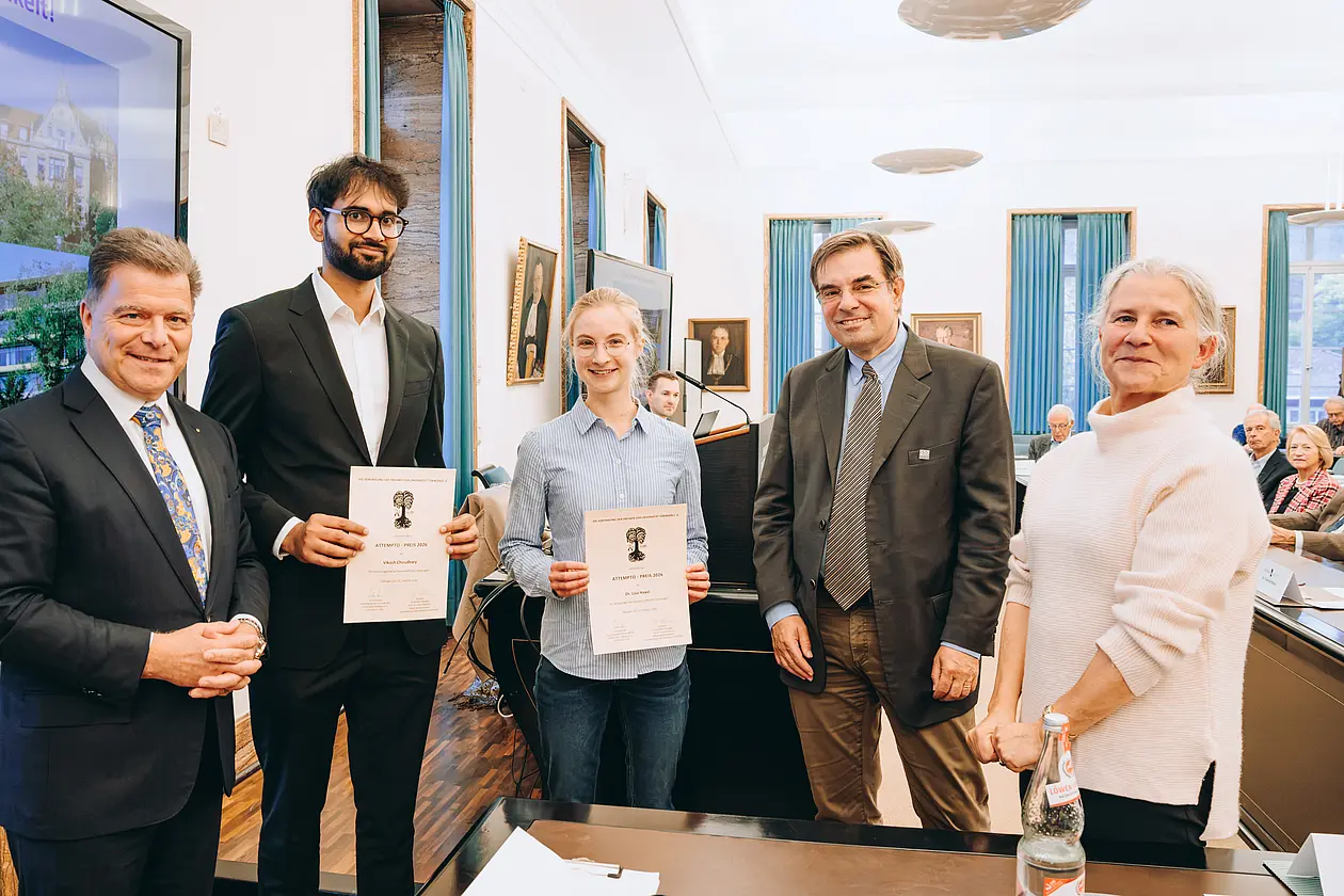 V.l.n.r.: Der Vorsitzende des Unibunds Christian O. Erbe, der Attempto-Preisträger Vikash Choudhary, die Attempto-Preisträgerin Lisa Haxel, der Ärztliche Direktor der Klinik für Psychiatrie und Psychotherapie Andreas Fallgatter und Rektorin Karla Pollmann.  