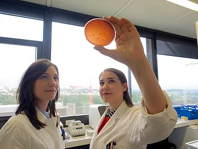 Darya Belikova und Sanja Popovic. Fotos: Friedhelm Albrecht/Universität Tübingen