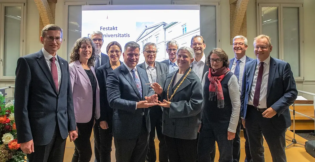 Der Vorstandsvorsitzende des Unibunds, Christian O. Erbe, nimmt mit Mitgliedern von Vorstand und Ausschuss den Universitätspreis von der Rektorin der Universität Tübingen, Karla Pollmann, entgegen (Bildmitte). Dabei waren (v.l.n.r.): Andreas Rothfuß (Kanzler der Universität), Kerstin Pull (Wirtschafts- und Sozialwissenschaftliche Fakultät), Gerhard Braun (RWT Reutlingen), Annette Matzat (Mercedes-Benz Group AG), Stefan Zauner (Geschäftsführer des Unibunds), Thilo Stehle (Dekan der Mathematisch-Naturwissenschaftlichen Fakultät), Carsten Köhler (Institut für Tropenmedizin), Gabriele Schaub (Zentrum für Wissenschaftliche Weiterbildung), Christoph Gögler (ehem. Vorstand Kreissparkasse Tübingen), Johannes Schmalzl (Stiftung Würth).