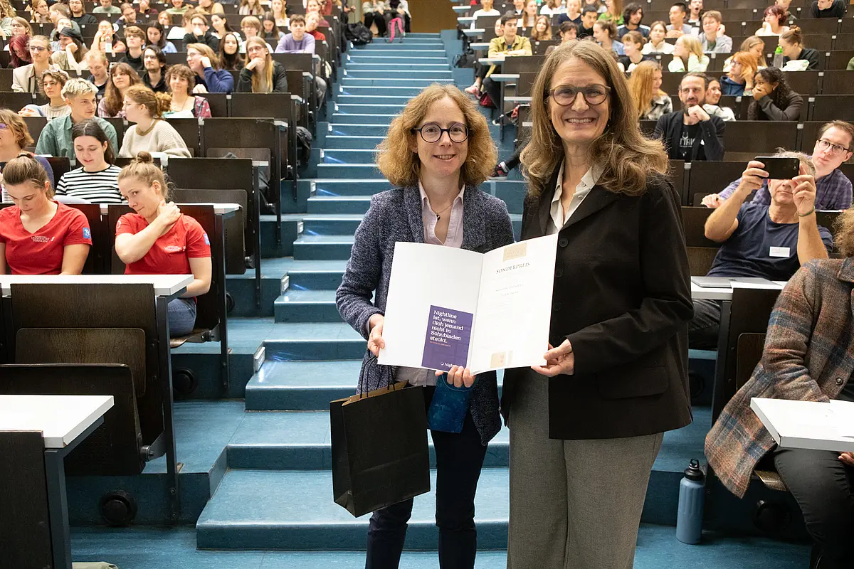 Verleihung des Sonderpreises für studentisches Engagement durch Prorektorin Monique Scheer an die „Nightline Tübingen“, vertreten durch Julia Schnurr (links).