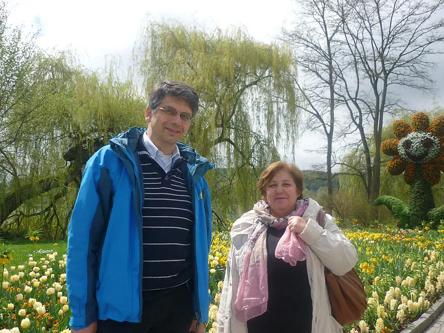 Chemie-Professorin Dr. Majda Sekkal Rahal steht in einem Park