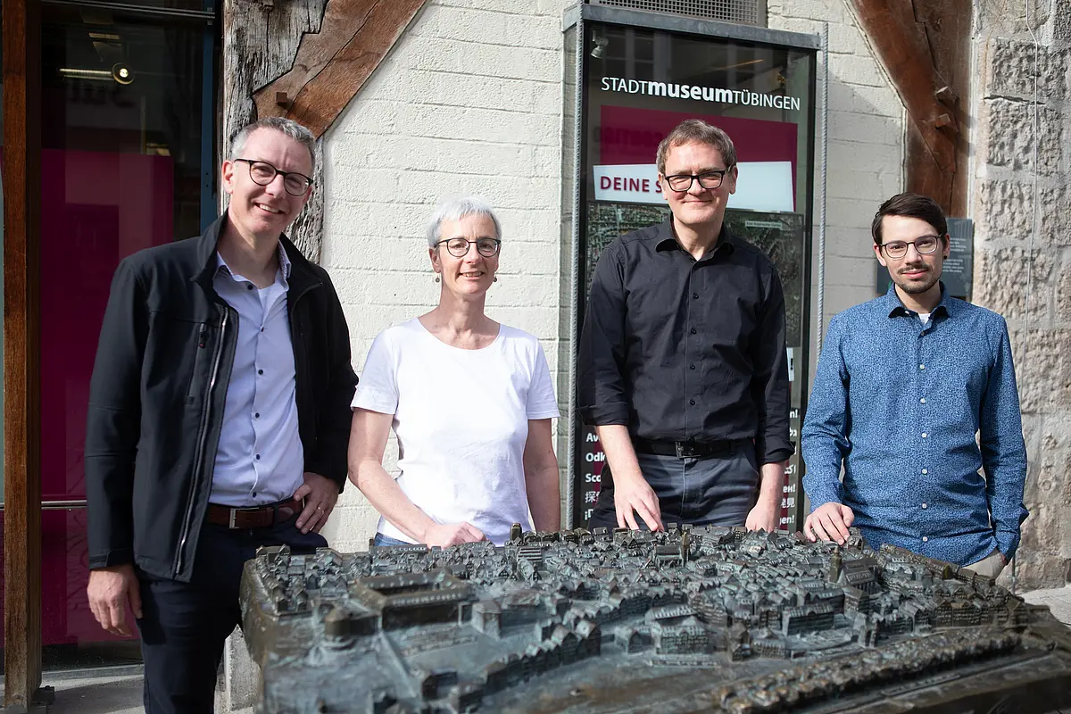 Das Team der Ausstellung „Cyber and the City“, die den DFG-Communicator-Preis gewonnen hat. V.l.n.r.: Thomas Thiemeyer (Universität Tübingen/ Empirische Kulturwissenschaft), Ulrike von Luxburg (Universität Tübingen/Maschinelles Lernen), Guido Szymanska (Kurator Stadtmuseum) und Tim Schaffarczik (Universität Tübingen/ Empirische Kulturwissenschaft). 